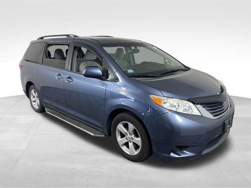 Shoreline Blue Pearl 2017 Toyota Sienna LE