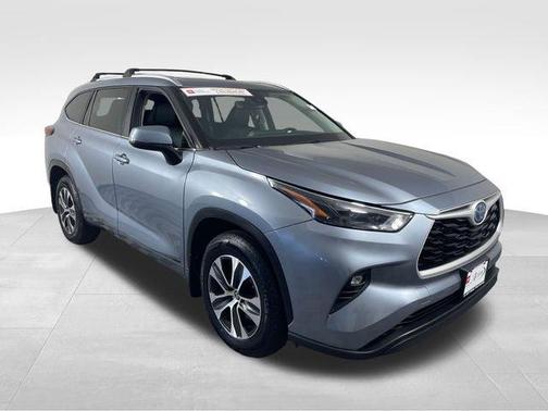 Moon Dust 2023 Toyota Highlander Hybrid XLE