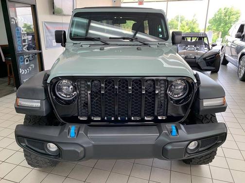 Earl Clear Coat 2023 Jeep Wrangler Willys