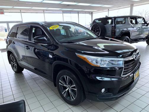 Black 2016 Toyota Highlander XLE