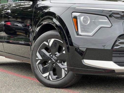 Aurora Black 2025 Kia Niro EV Wind