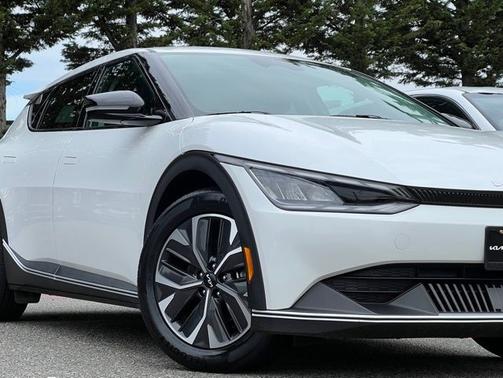 Snow White Pearl 2023 Kia EV6 Light