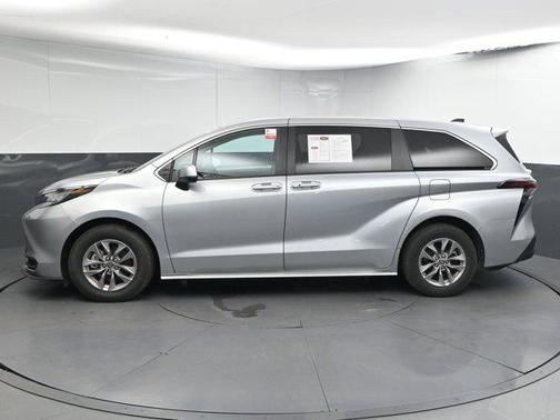 2023 Toyota Sienna LE