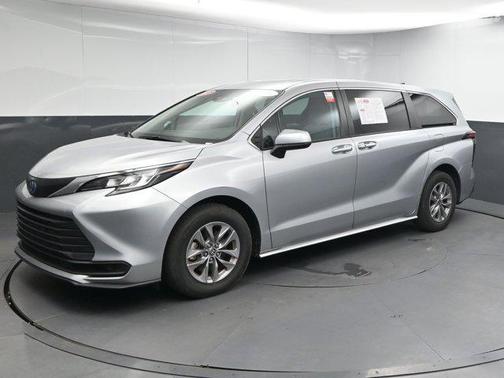 2023 Toyota Sienna LE