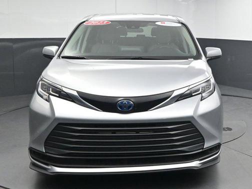 2023 Toyota Sienna LE