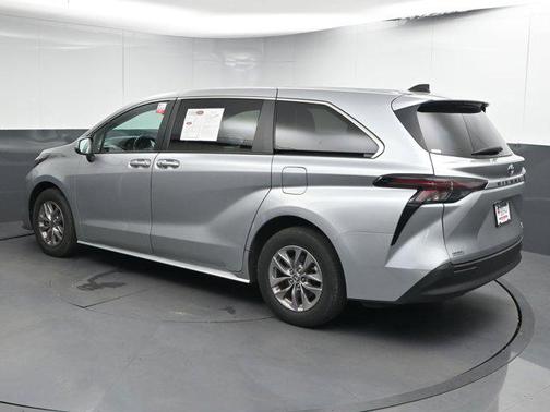 2023 Toyota Sienna LE