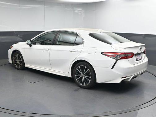 Super White 2019 Toyota Camry SE