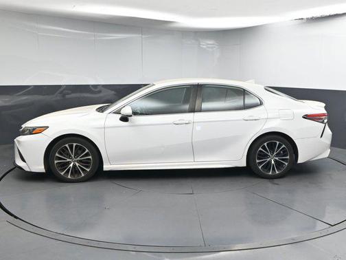 Super White 2019 Toyota Camry SE