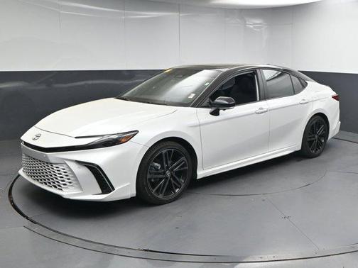 Wind Chill Pearl/Midnight Black Metallic 2025 Toyota Camry XSE