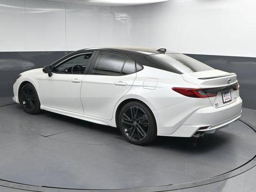 Wind Chill Pearl/Midnight Black Metallic 2025 Toyota Camry XSE