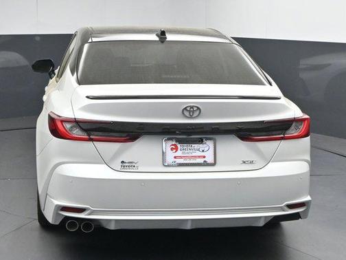 Wind Chill Pearl/Midnight Black Metallic 2025 Toyota Camry XSE