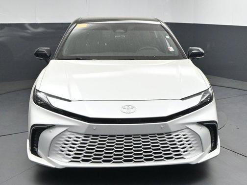 Wind Chill Pearl/Midnight Black Metallic 2025 Toyota Camry XSE