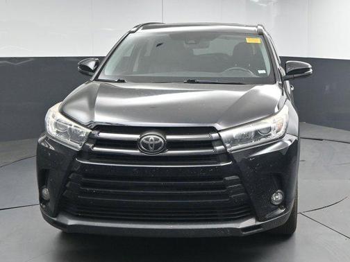 Midnight Black Metallic 2018 Toyota Highlander SE