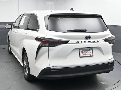2023 Toyota Sienna LE