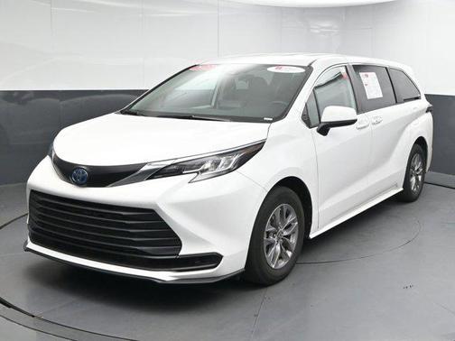 2023 Toyota Sienna LE