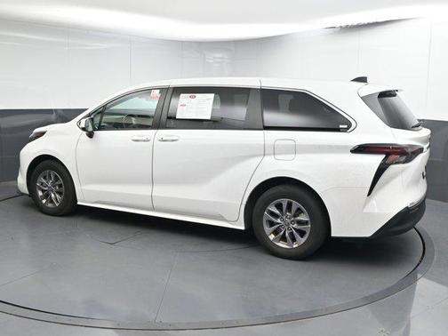 2023 Toyota Sienna LE