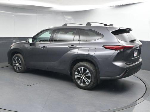 Magnetic Gray Metallic 2021 Toyota Highlander XLE