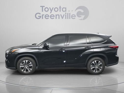 Midnight Black Metallic 2022 Toyota Highlander XLE
