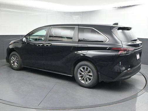 2023 Toyota Sienna XLE 7 Passenger