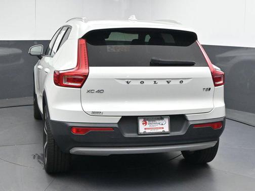 2022 Volvo XC40 T5 Momentum