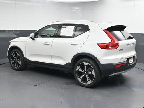 2022 Volvo XC40 T5 Momentum