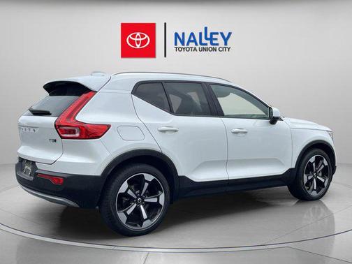 2022 Volvo XC40 T5 Momentum