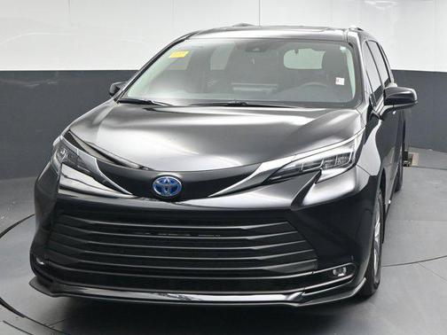 2025 Toyota Sienna XLE 8 Passenger