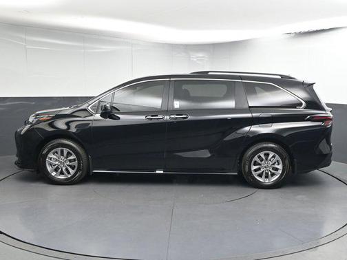 2025 Toyota Sienna XLE 8 Passenger