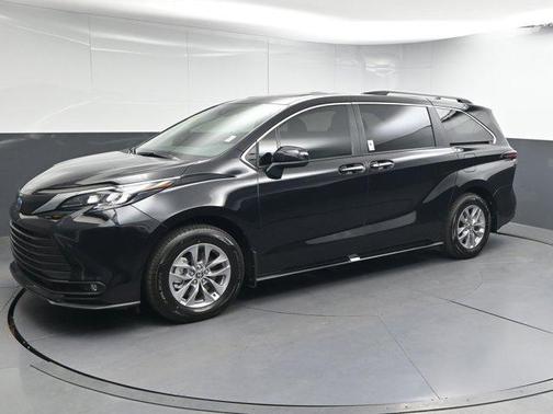 2025 Toyota Sienna XLE 8 Passenger