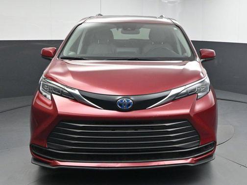 2024 Toyota Sienna LE