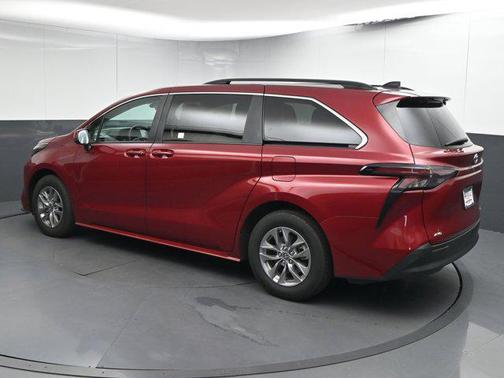 2024 Toyota Sienna LE