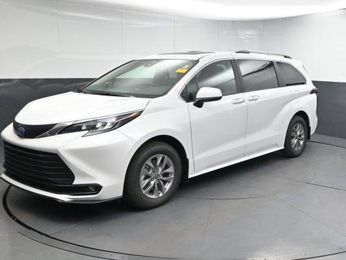 2025 Toyota Sienna XLE 8 Passenger