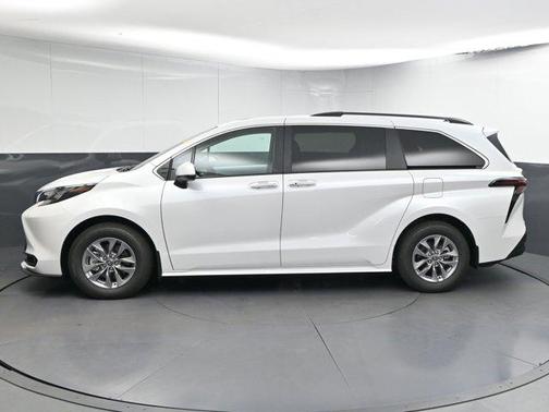 2025 Toyota Sienna XLE 8 Passenger