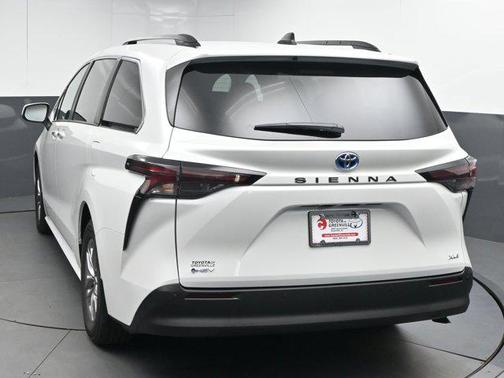 2025 Toyota Sienna XLE 8 Passenger