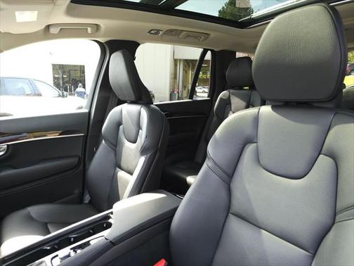 2019 Volvo XC90 T6 Momentum