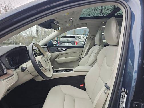 2021 Volvo XC60 T5 Momentum