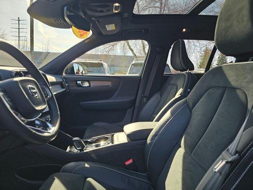 2022 Volvo XC40 T5 R-Design