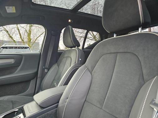 2022 Volvo XC40 T5 R-Design