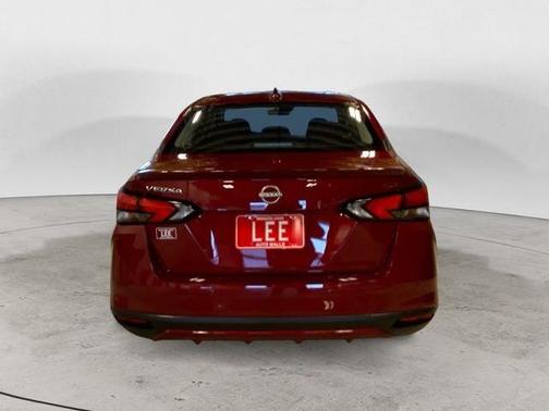 Scarlet Ember 2025 Nissan Versa 1.6 SR