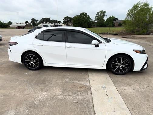 2022 Toyota Camry Hybrid SE