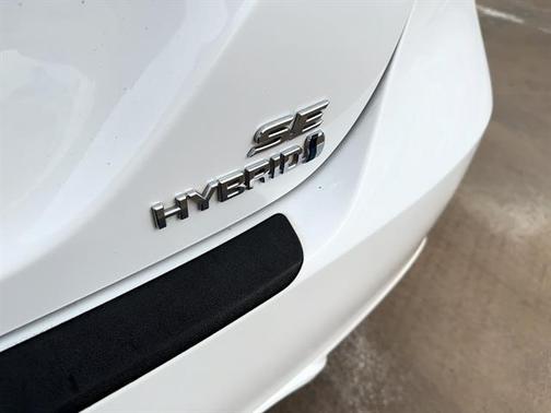 2022 Toyota Camry Hybrid SE