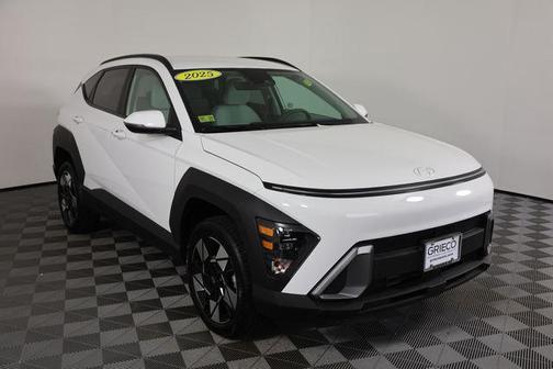 Atlas White 2025 Hyundai KONA SEL