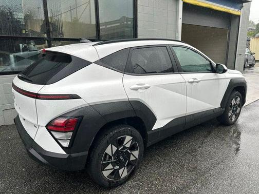 Atlas White 2025 Hyundai KONA SEL