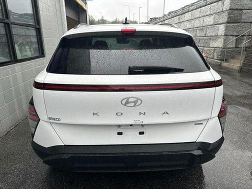 Atlas White 2025 Hyundai KONA SEL