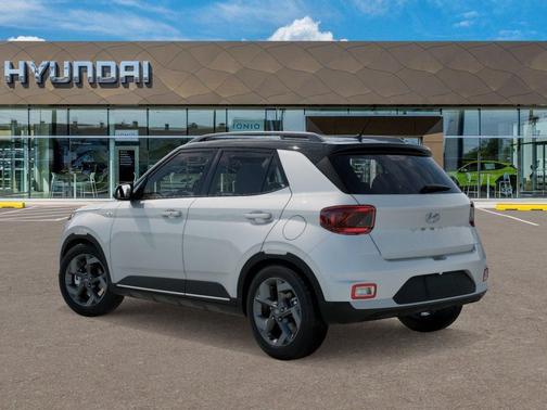 Lunar White w/Black Roof 2026 Hyundai VENUE SEL w/Two-Tone Roof