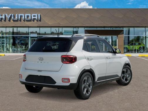 Lunar White w/Black Roof 2026 Hyundai VENUE SEL w/Two-Tone Roof