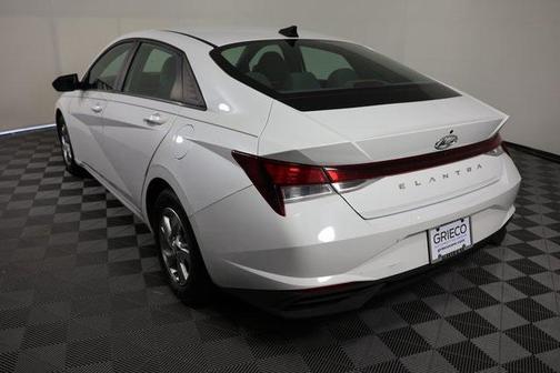 2022 Hyundai ELANTRA SE