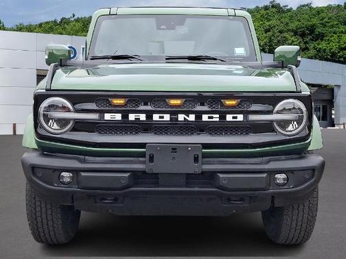 ERUPTION GREEN METALLIC 2022 Ford Bronco OUTER BANKS
