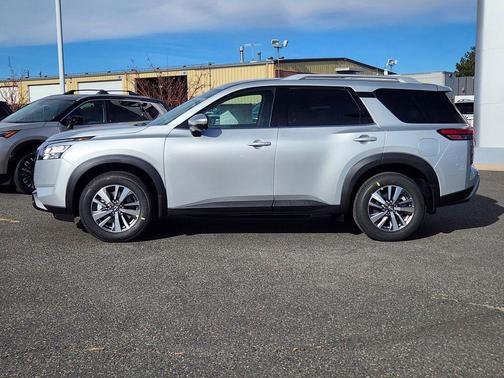 2025 Nissan Pathfinder SL 4WD