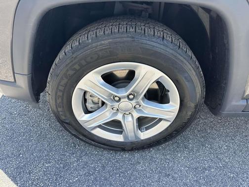 Granite Crystal Metallic Clearcoat 2023 Jeep Compass Latitude